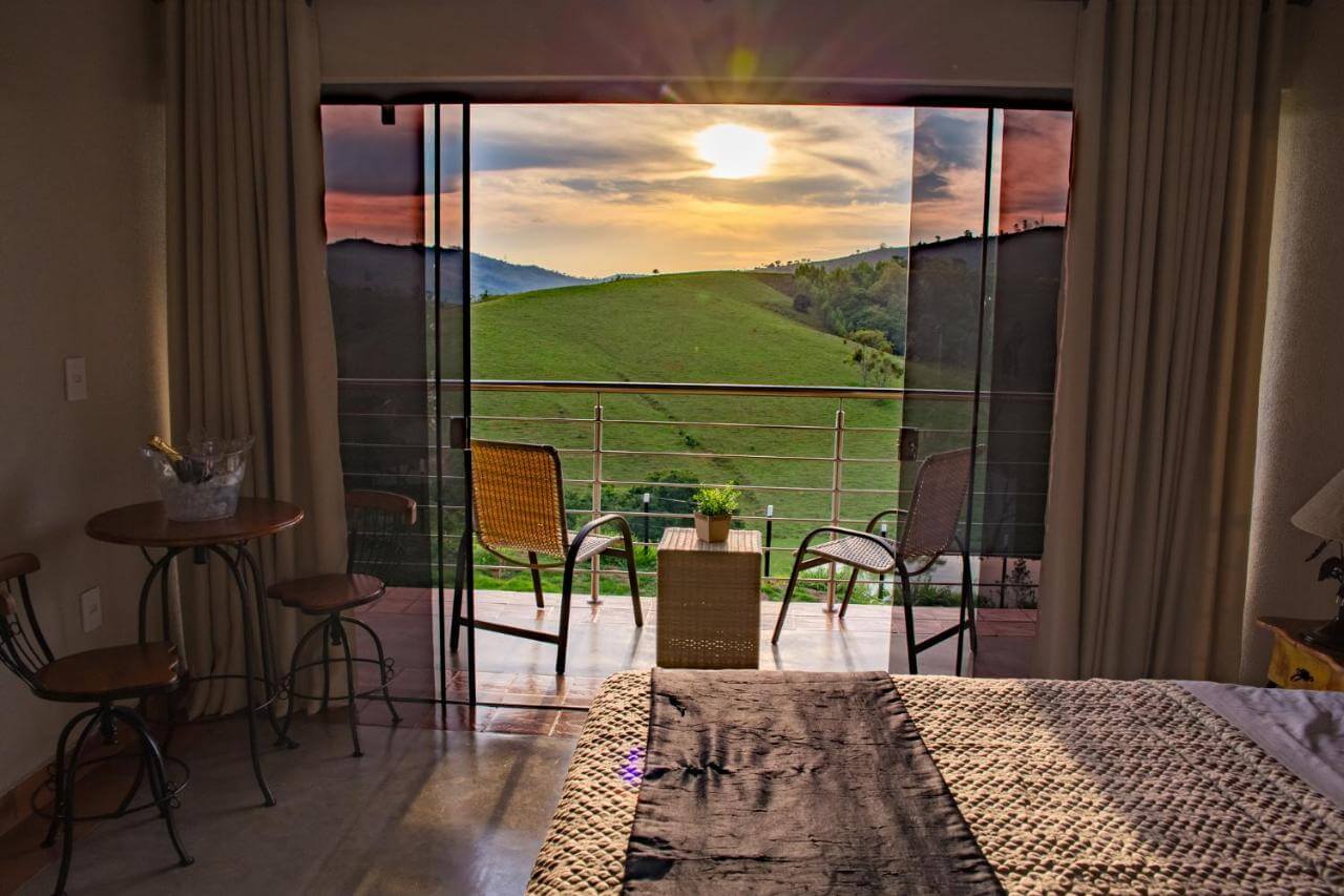 Quarto com sacada com vista para as montanhas em SP