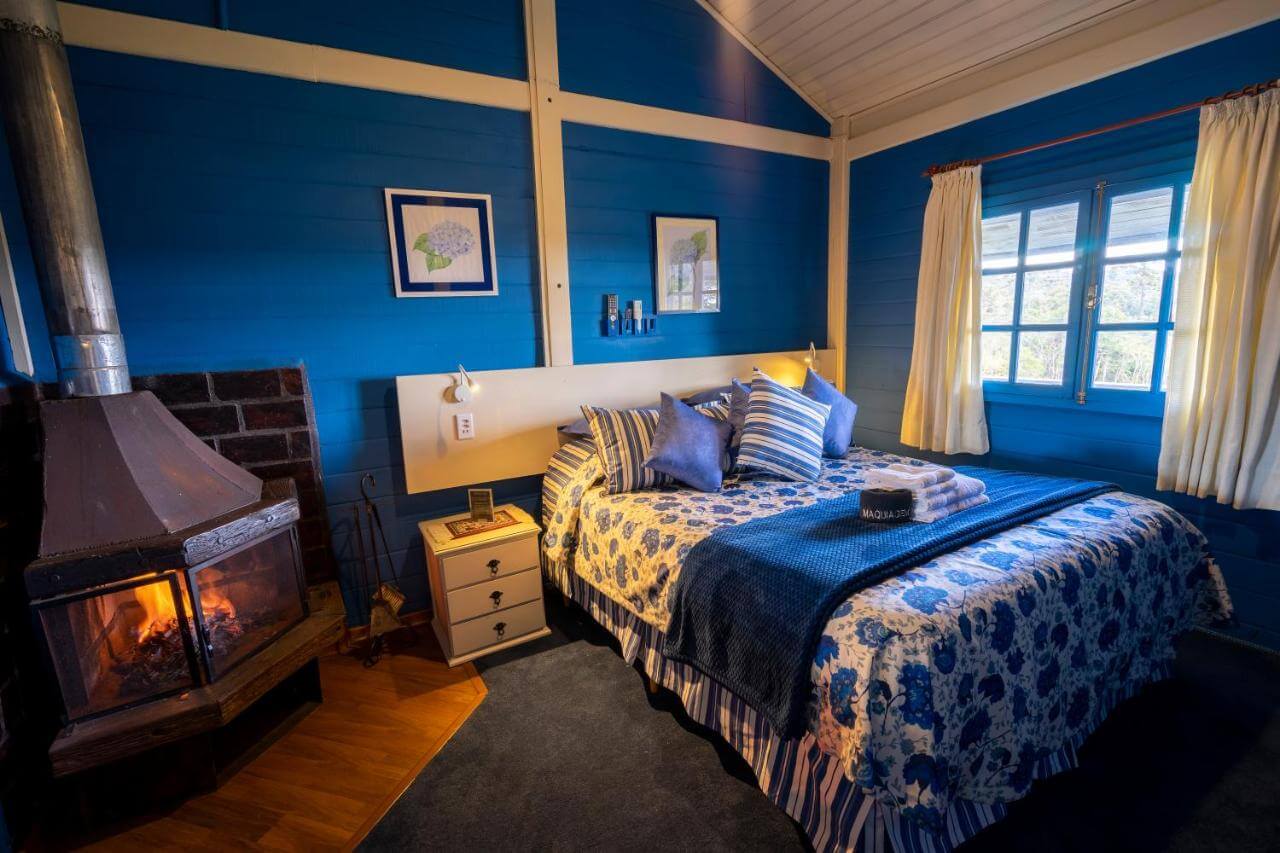 Quarto de casal amplo nas cores azuis