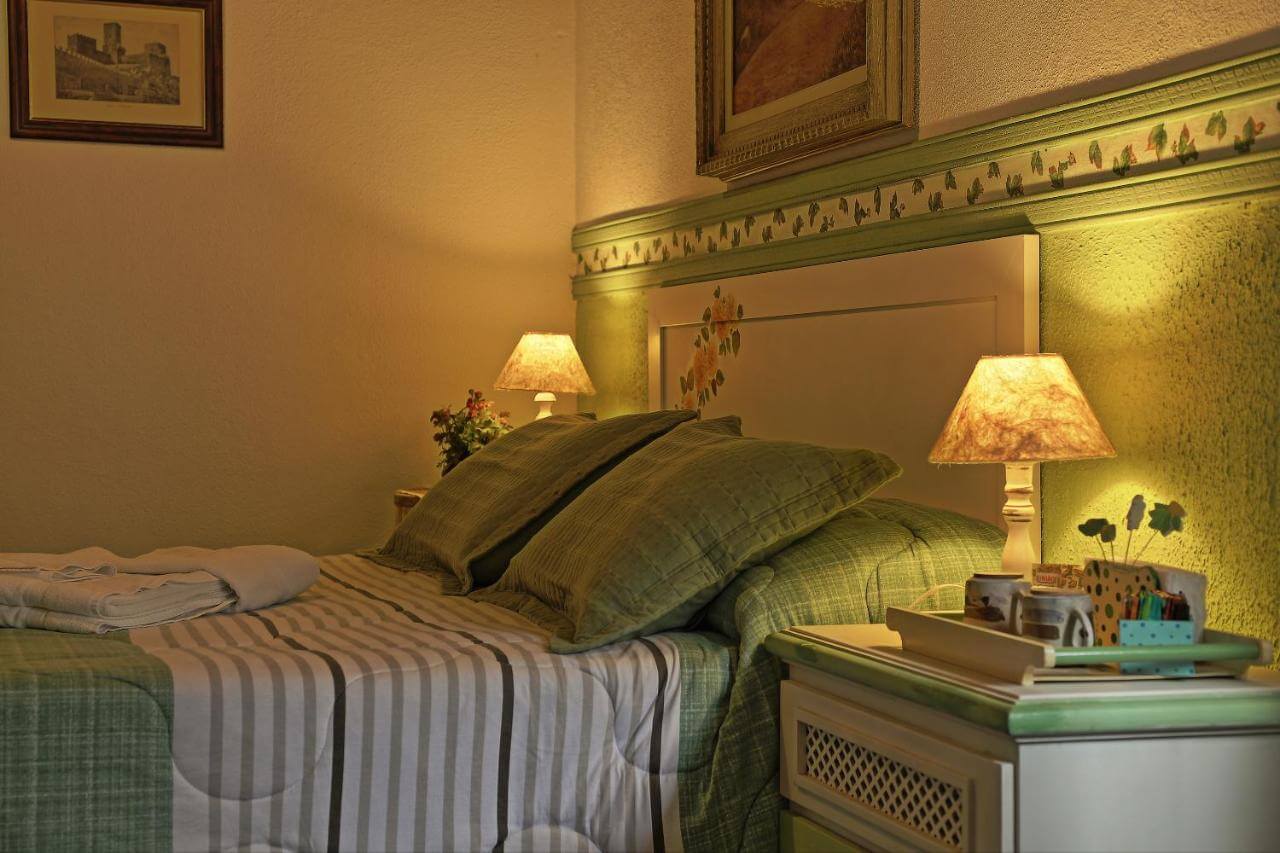 Quarto de casal decorado nas cores verdes