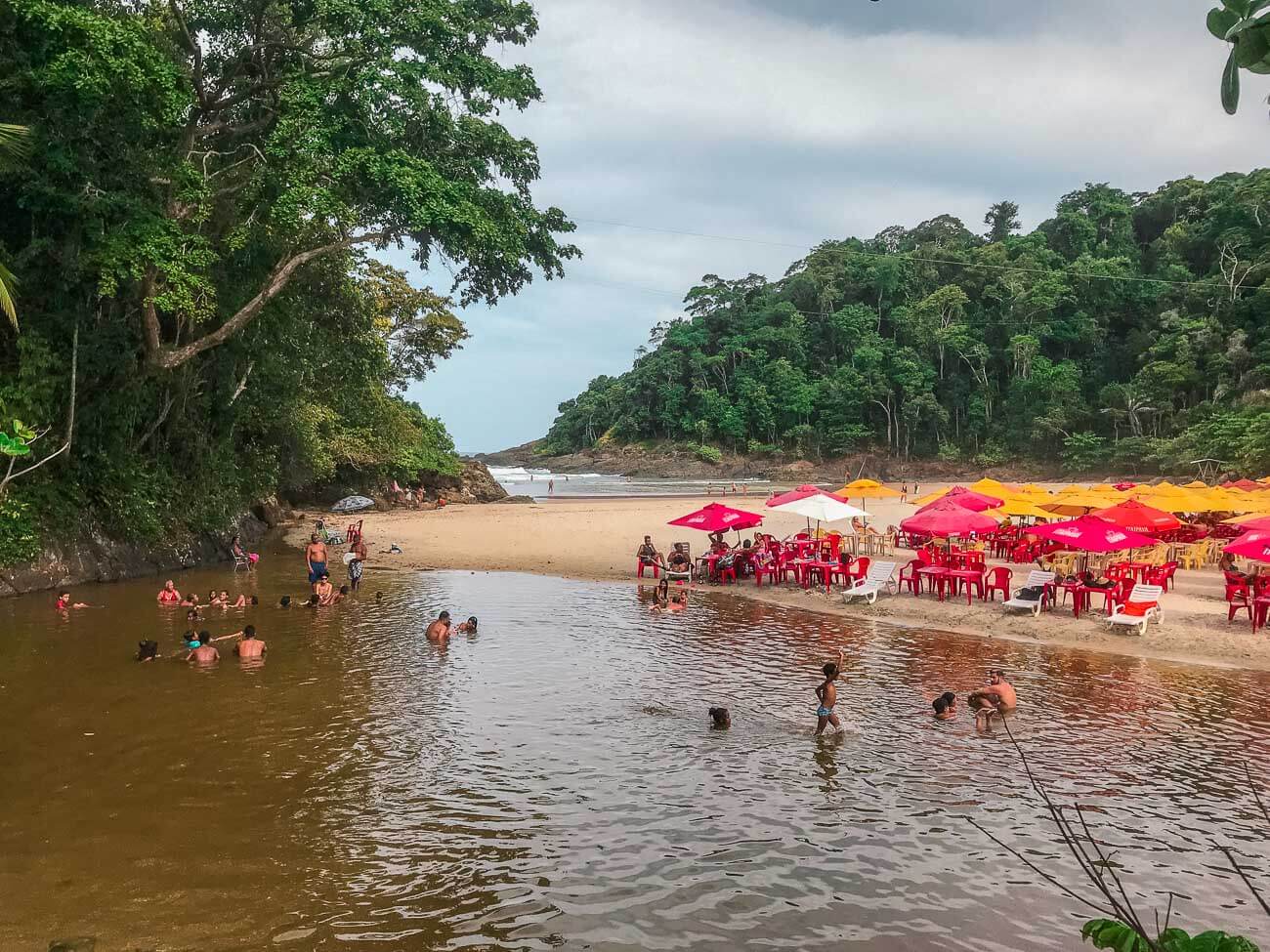 Uma piscina natural formada na Praia da Ribeira
