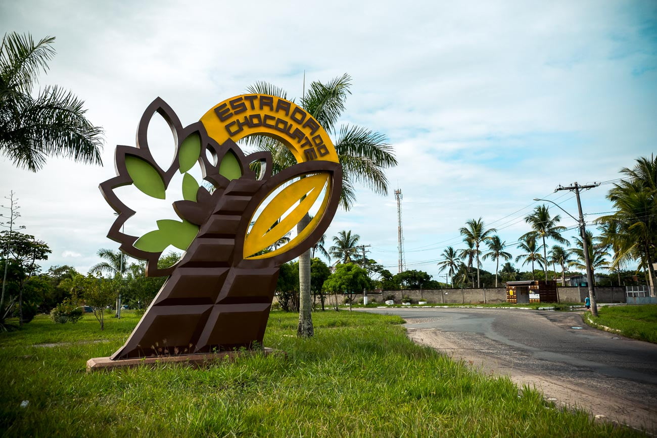 Estrada do Chocolate com placa indicativa em Ilhéus