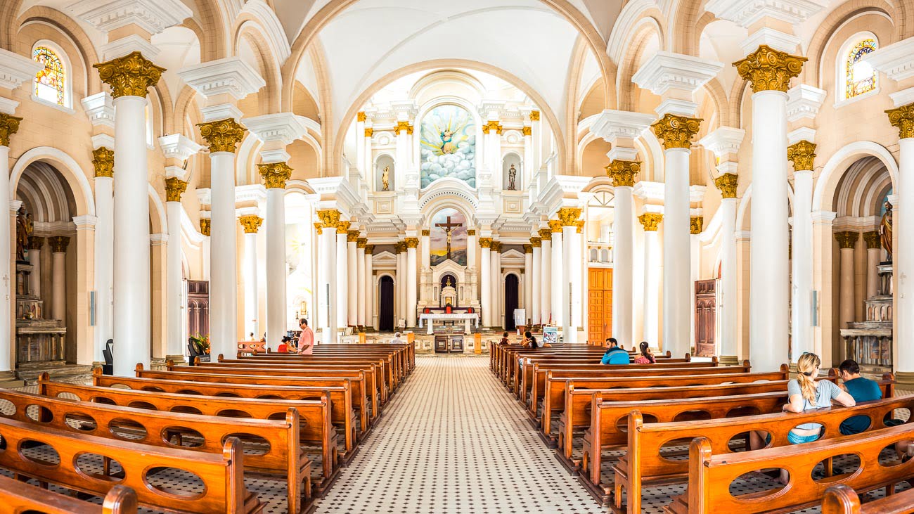 Interior da Catedral de São Sebastião em Ilhéus
