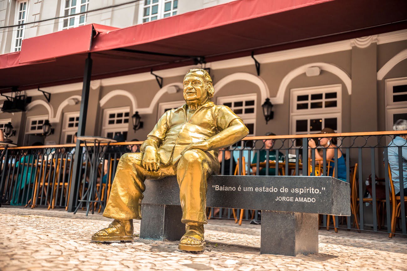 Estátua de bronze do escritor Jorge Amado em Ilhéus