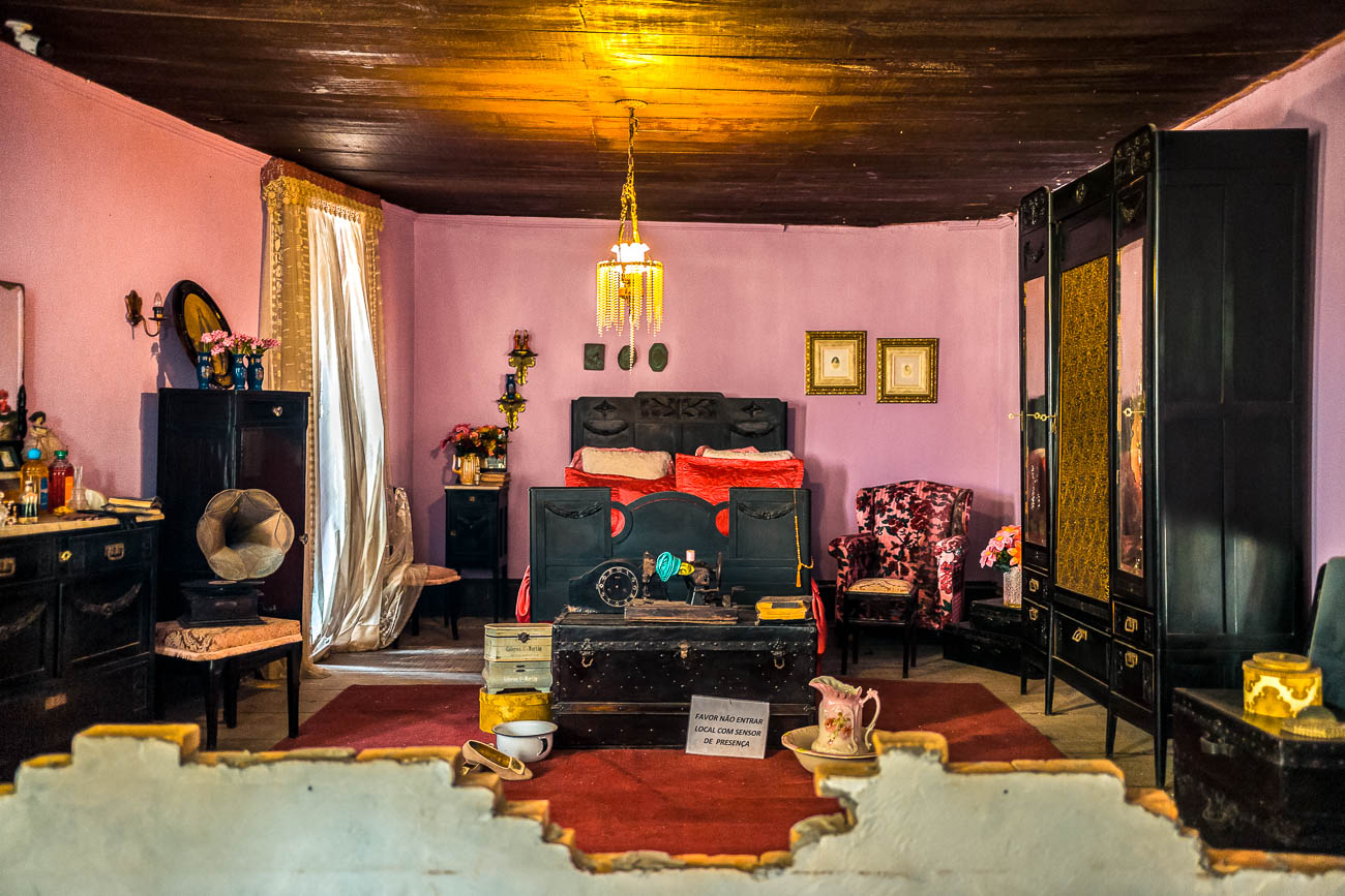 Quarto de Maria Machadão com itens antigos no Bataclan