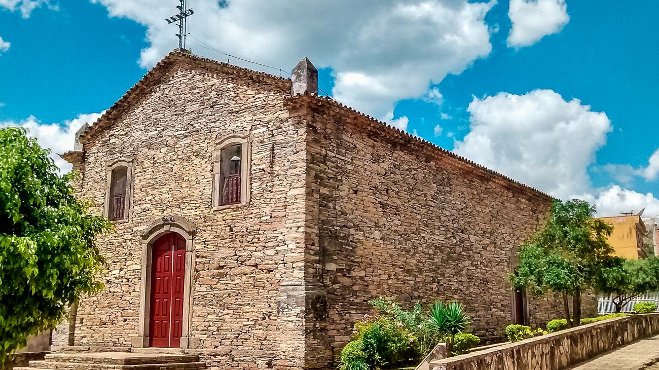 Igreja de Pedra em São Thomé das Letras em um dia de sol