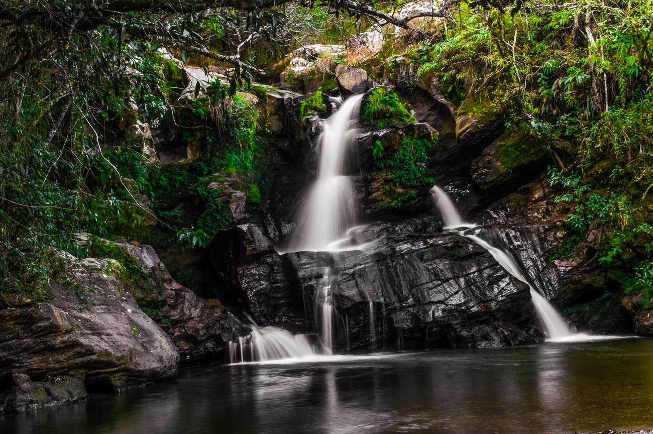 Queda d´água entre as pedras da Cachoeira Eubiose