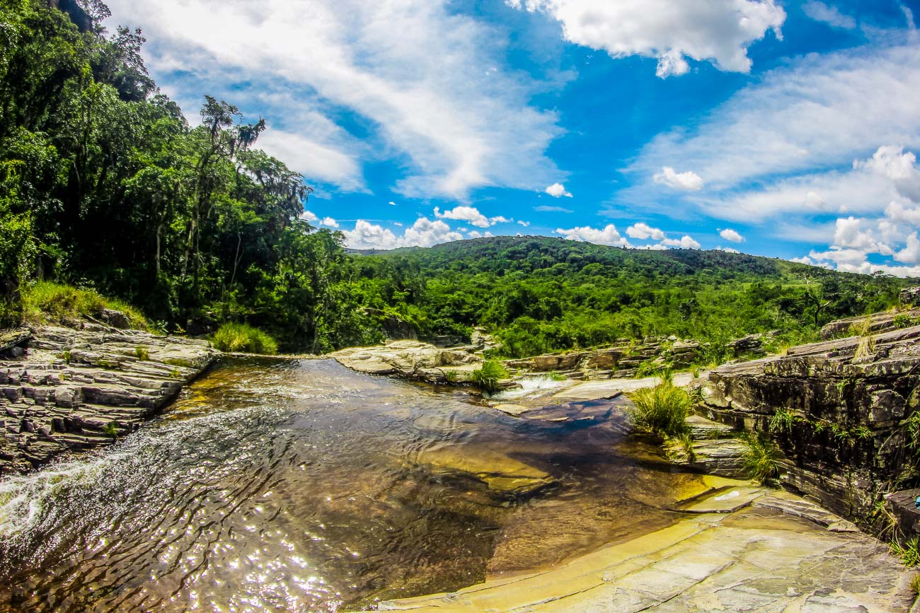 Poço cristalino da Cachoeira Shangri-la com vista para montanhas