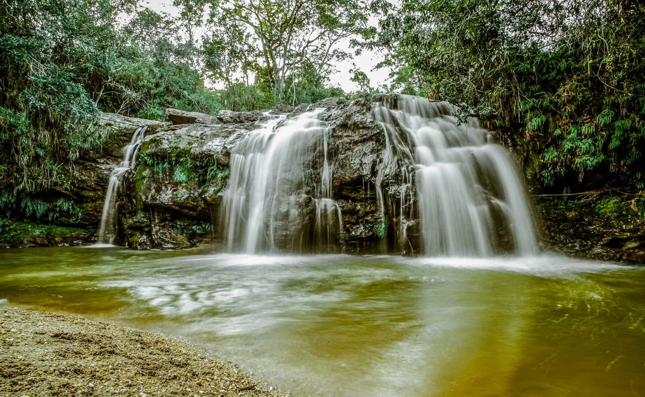 Cachoeira do Flávio com quedas d'água formando poço 