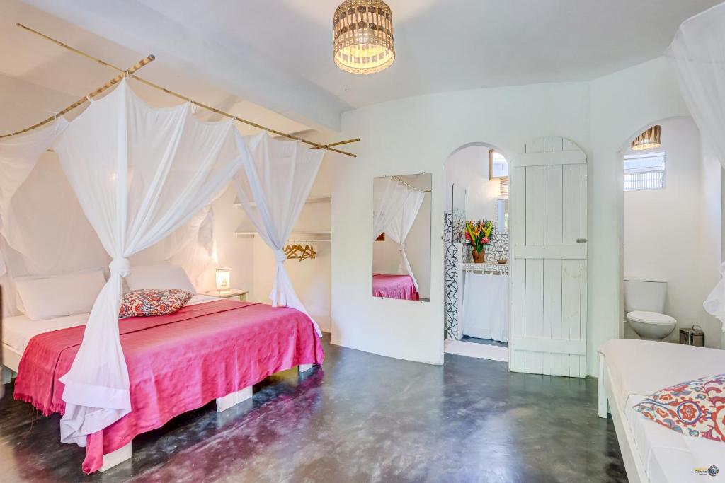 Quarto de casal com decoração praiana em pousada em Itacaré