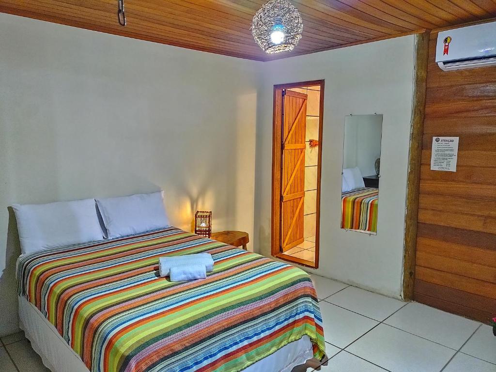 Quarto de casal simples com decoração praiana