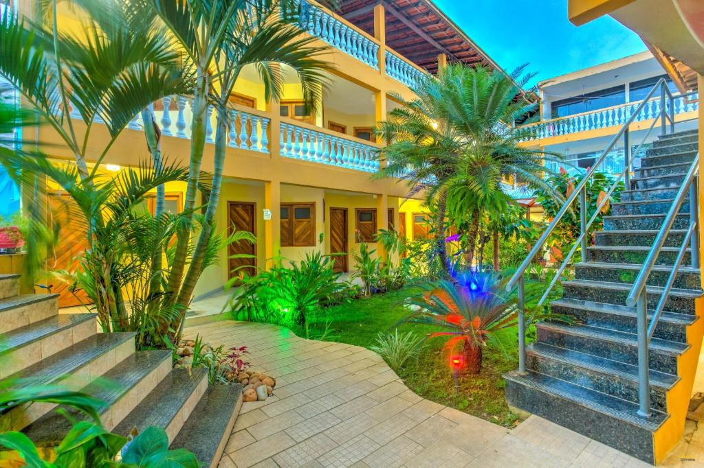 Área externa da Pousada Raisis com jardim