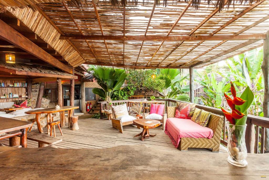 Área comum com decoração rústica na Pousada Tanara