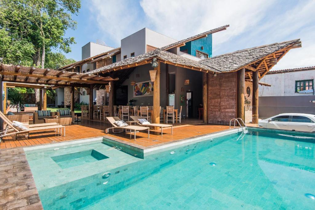 Piscina ao ar livre em dia de sol na Pousada Villa Maeve