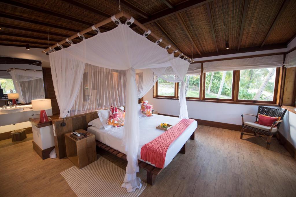 Quarto de casal espaçoso, com decoração rústica elegante no Txai Resort