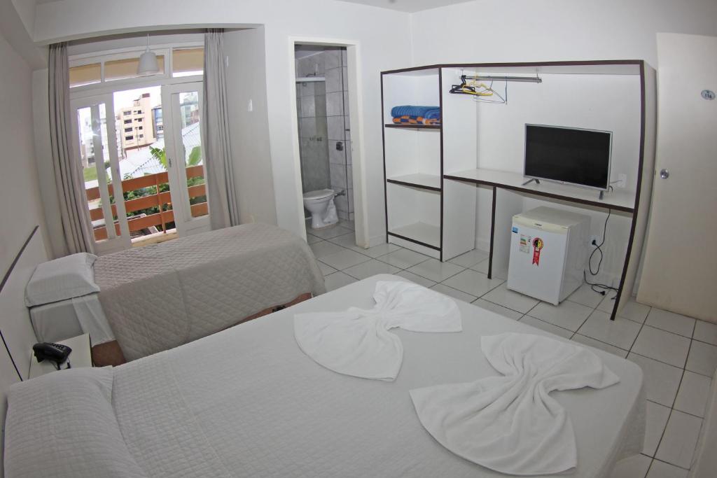 Quarto com cama de casal e de solteiro todo clean