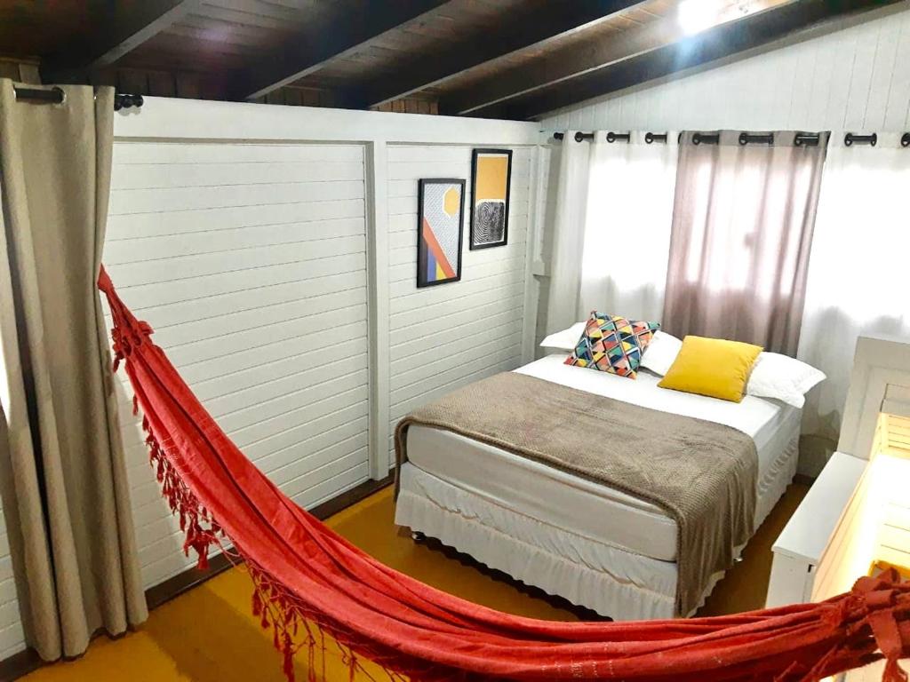 Quarto com cama de casal e rede pendurada