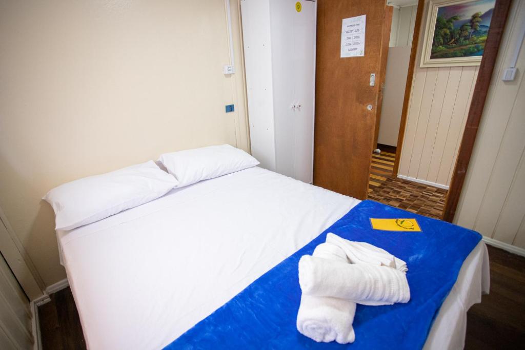 Cama de casal em hostel em Laguna SC