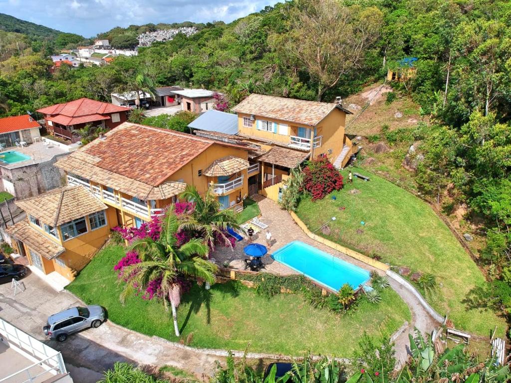 Vista de  cima de pousada com piscina ao ar livre