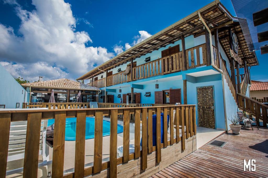 Fachada e piscina em pousada em Laguna SC