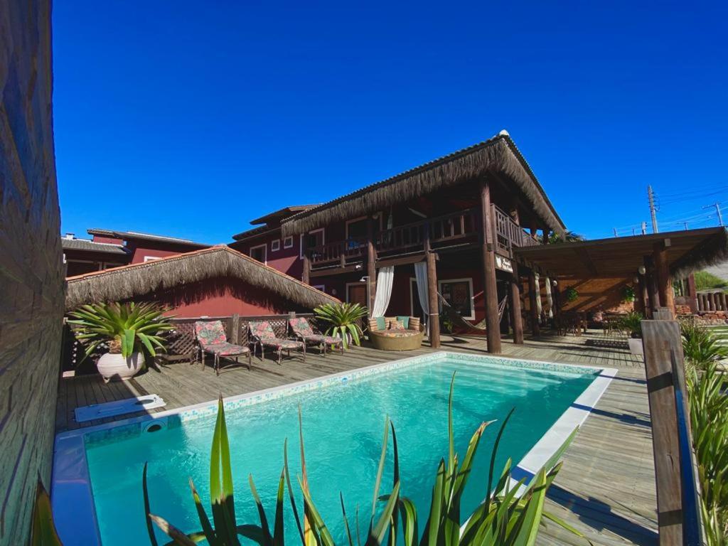 Piscina ao ar livre em pousada de arquitetura rústica
