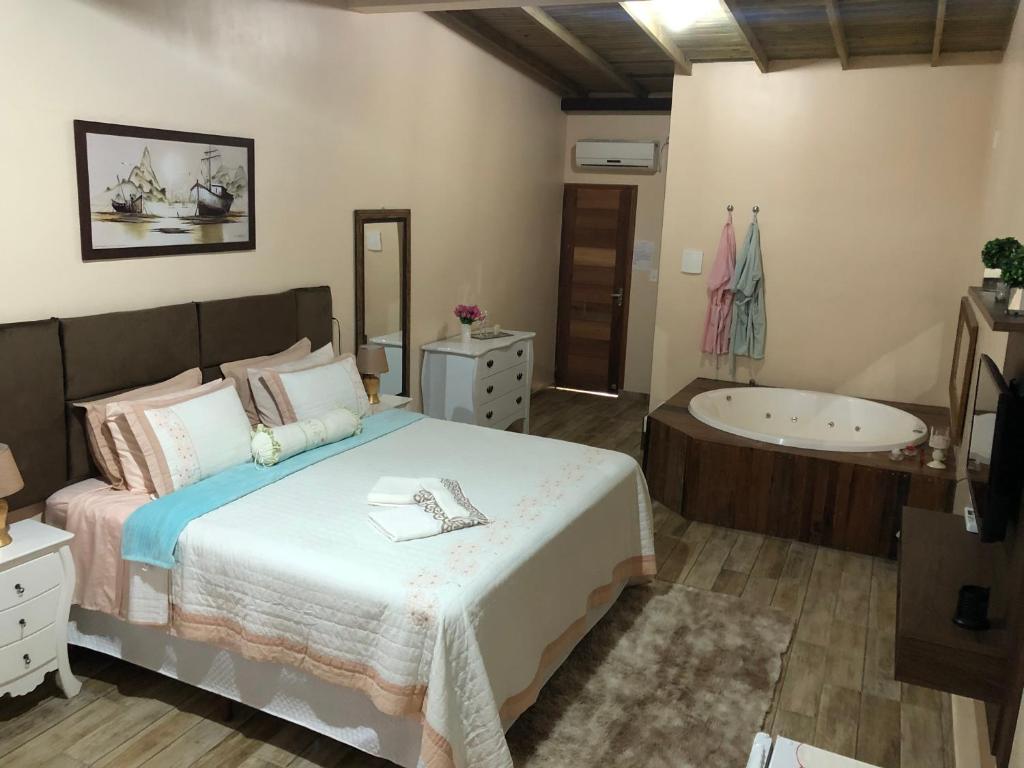 Quarto de casal com banheira de hidromassagem