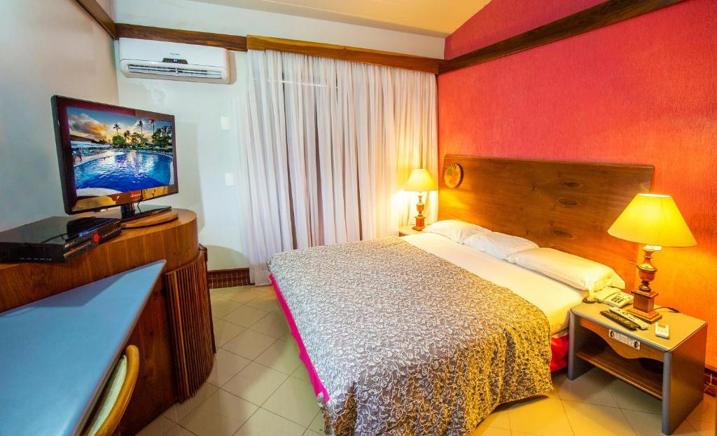Quarto de casal com decoração rústica praiana