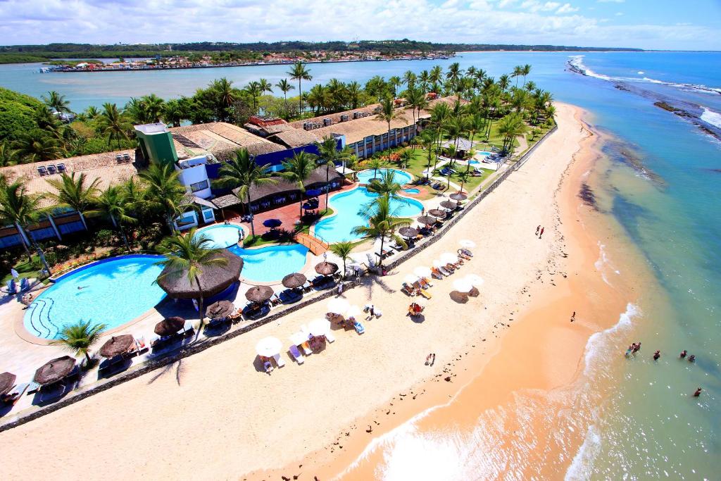Resort beira-mar com piscinas e acesso a praia