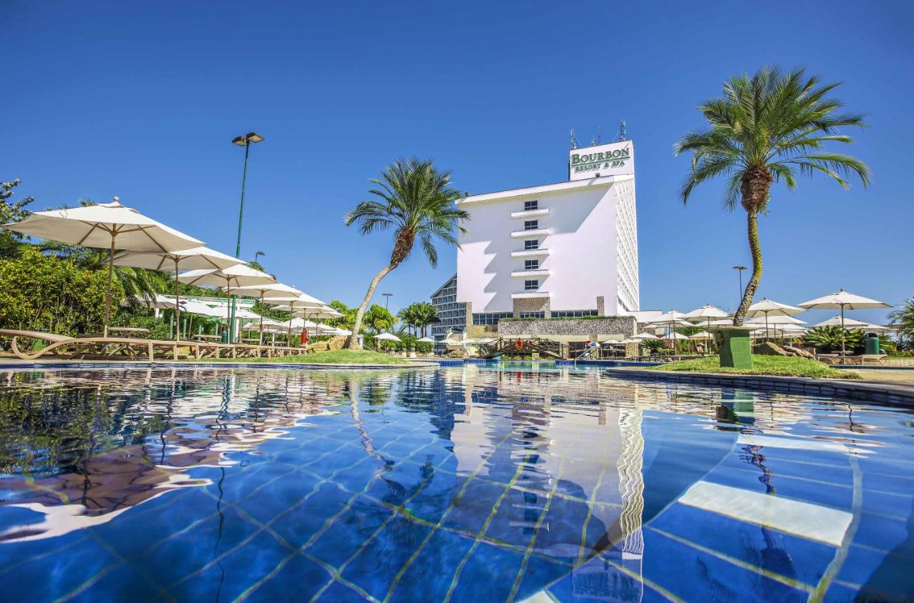 Piscina ao ar livre com reflexo do hotel Bourbon Atibaia Resort