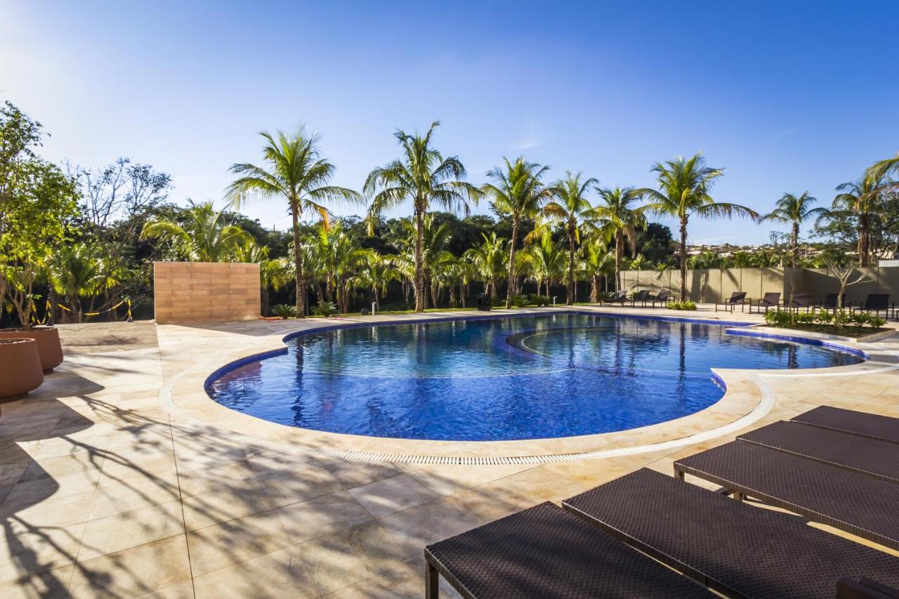Piscina redonda ao ar livre e ao fundo área arborizada