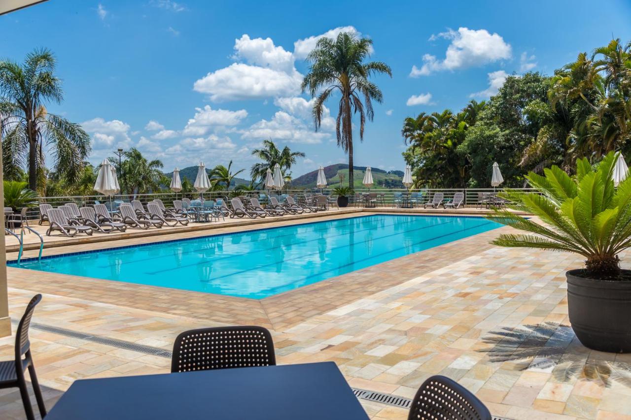 Piscina  retangular ao ar livre em área arborizada