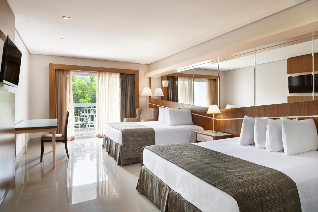 Quarto com camas de casal com decoração elegante