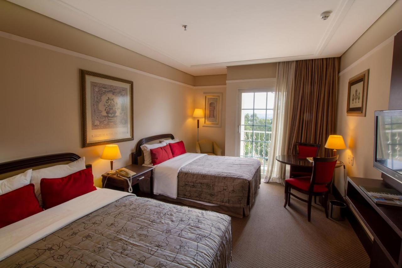 Quarto com decoração elegante e clássica em resort em SP