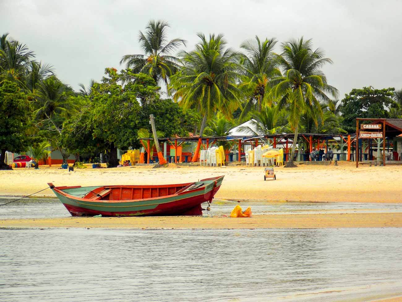 Barco de pescador na Praia de Coroa Vermelha