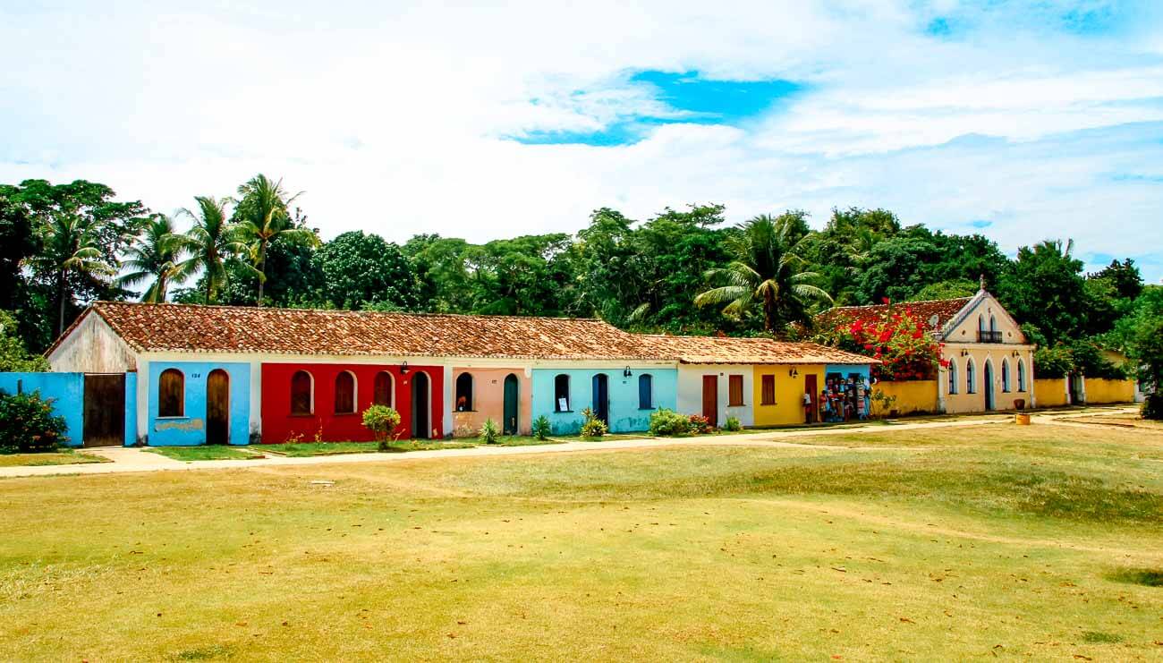 Casinhas antigas e coloridas em Cidade Histórica em Porto Seguro