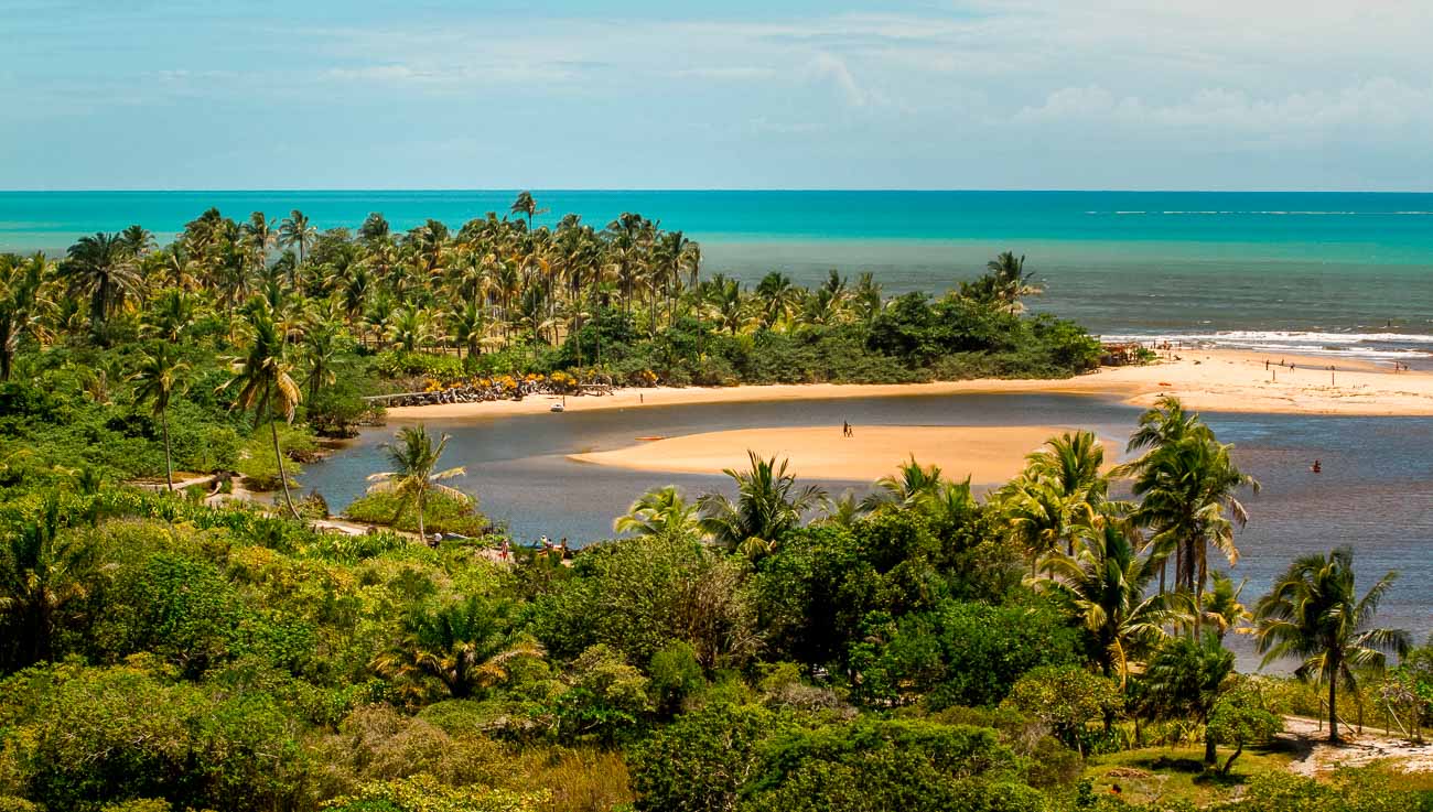 Rio de Caraíva e ao fundo o mar em tons de azuis