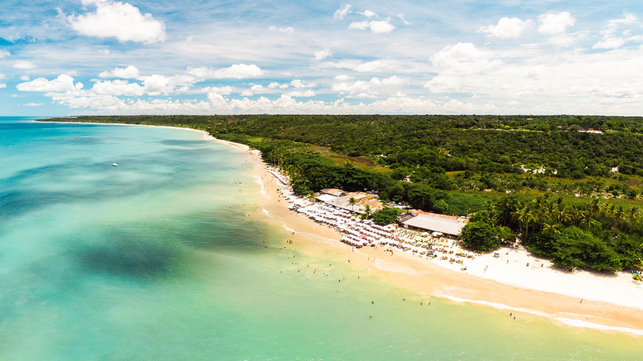 Vista panorâmica da Praia dos Coqueiros em Trancoso