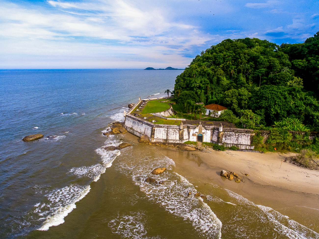 Vista da fachada da Fortaleza de Nossa Senhora dos Prazeres na Ilha do Mel