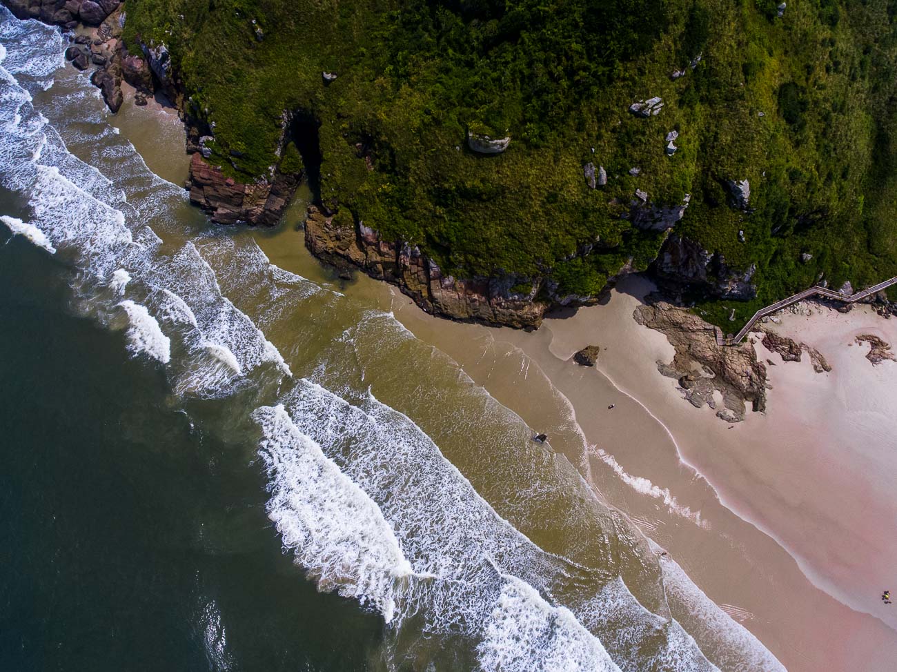 Vista do alto da Gruta das Encantadas com sua fenda entre formação rochosa
