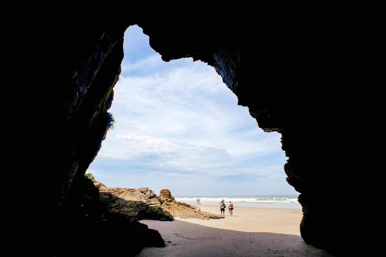 Vista para o mar a partir da Gruta das Encantadas na Ilha do Mel