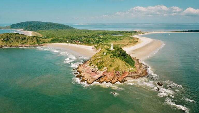 O que fazer na Ilha do Mel: praias + pontos turísticos imperdíveis