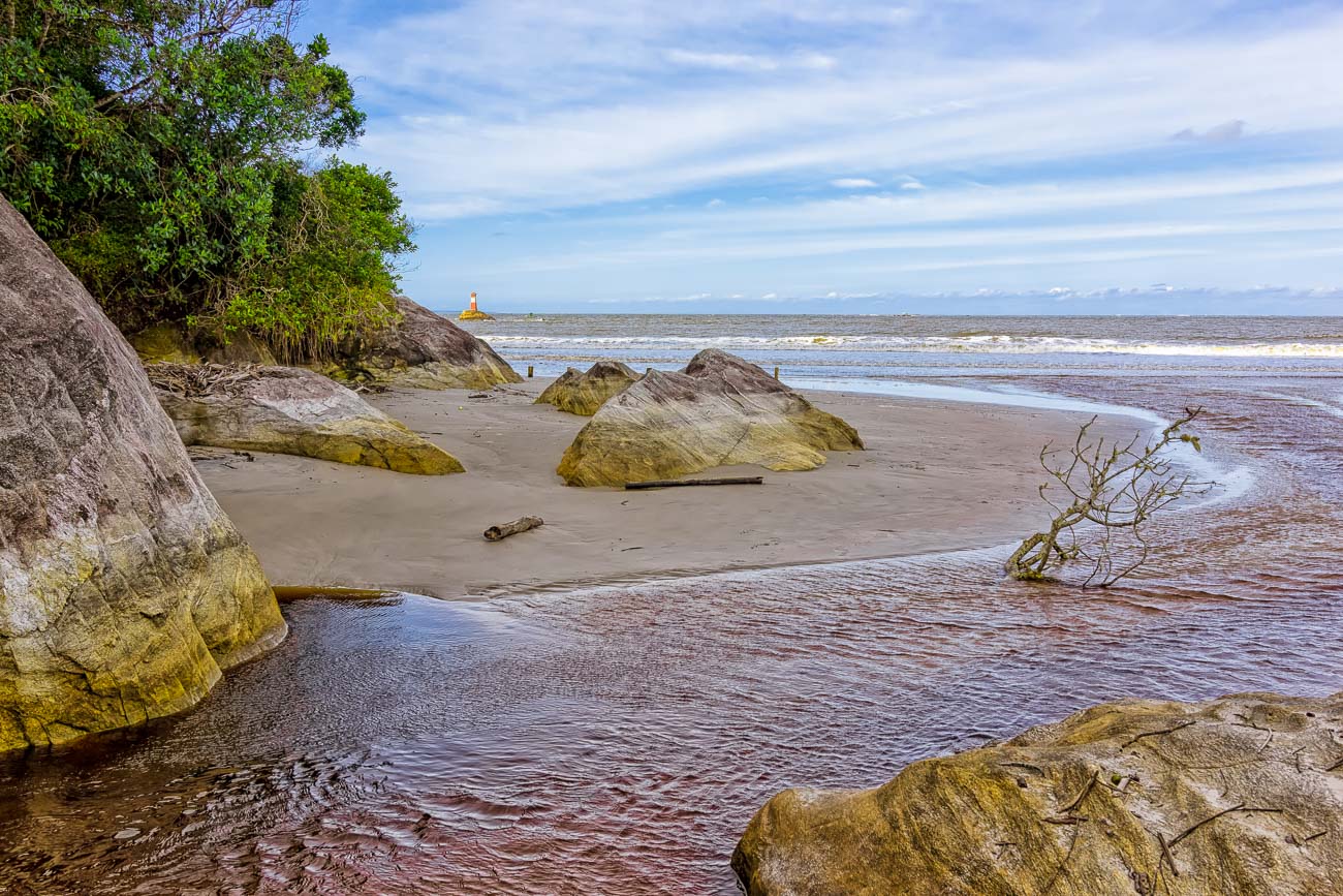 Praia da Fortaleza na Ilha do Mel com algumas pedras na areia