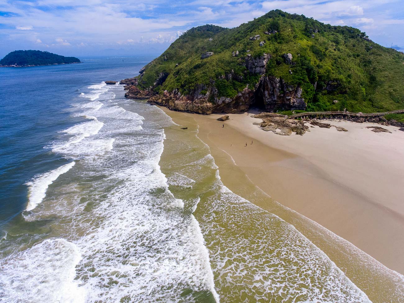 Pequena praia da Gruta na Ilha do Mel