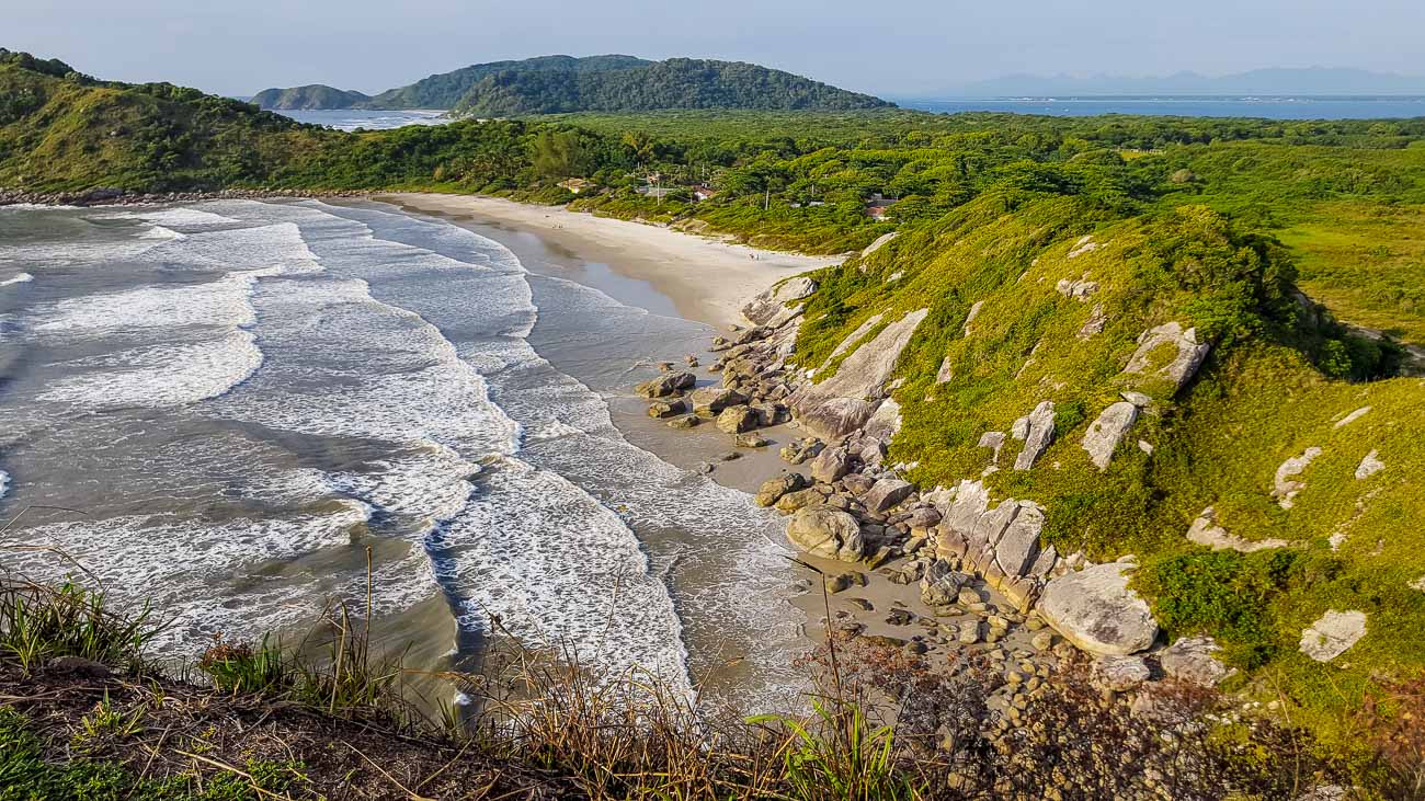 Paredão rochoso com vegetação na Praia de Fora na Ilha do Mel