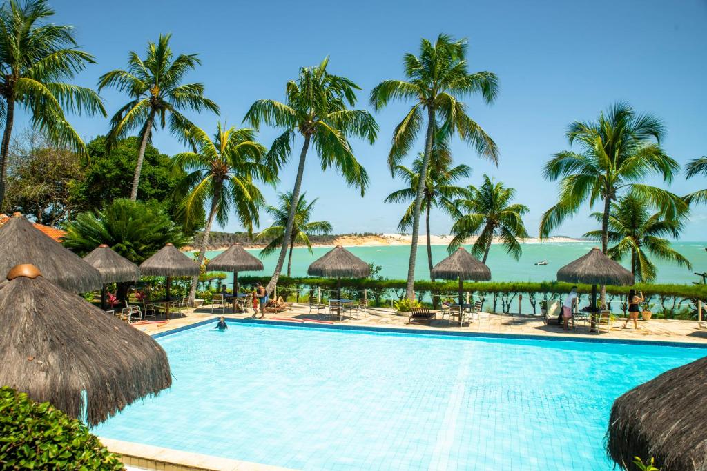 Piscina grande ao ar livre e ao fundo mar