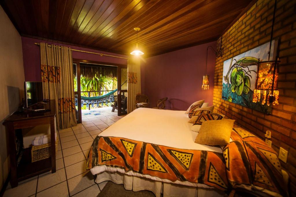 Quarto de casal bem iluminado com varanda com rede