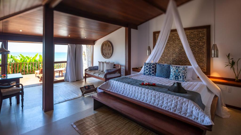 Quarto grande de casal com decoração rústica elegante