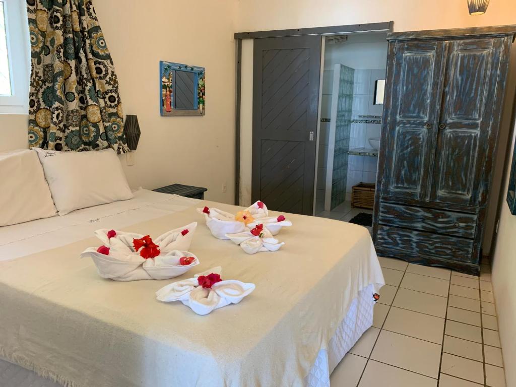 Cama de casal com pétalas de rosas em cima