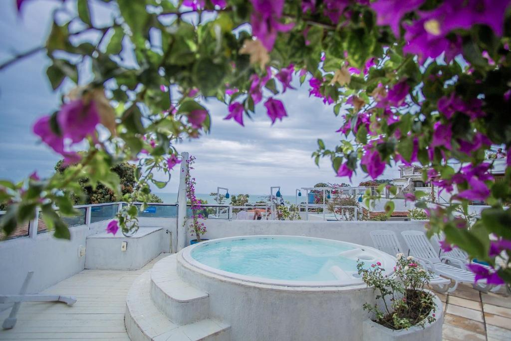 Banheira de hidromassagem em térreo com vista para mar