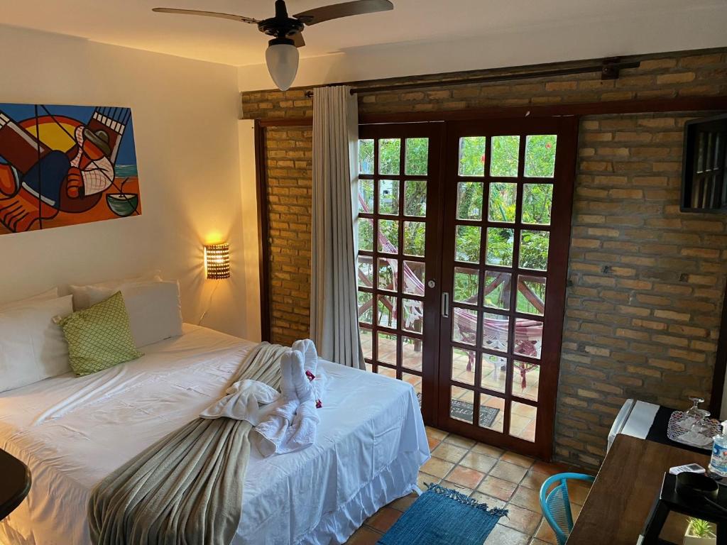 Quarto com cama de casal com varanda com rede