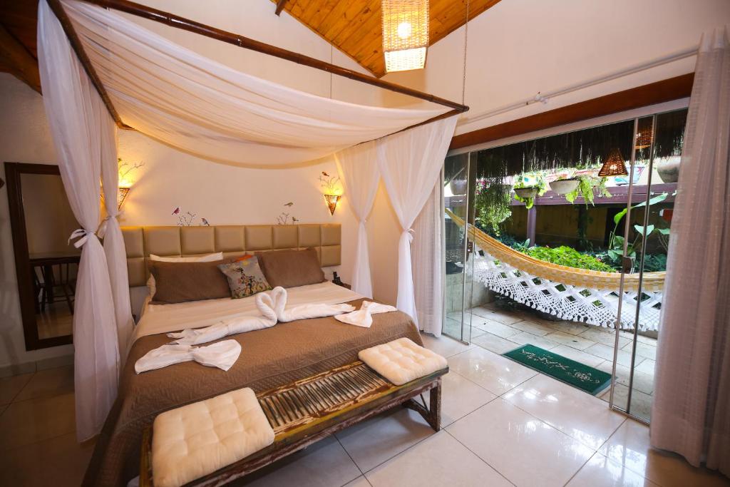 Cama de casal com dossel e mosquiteiro